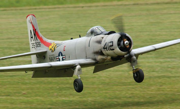 Model Airplane Flight Tech: Windy day? Expert landing advice